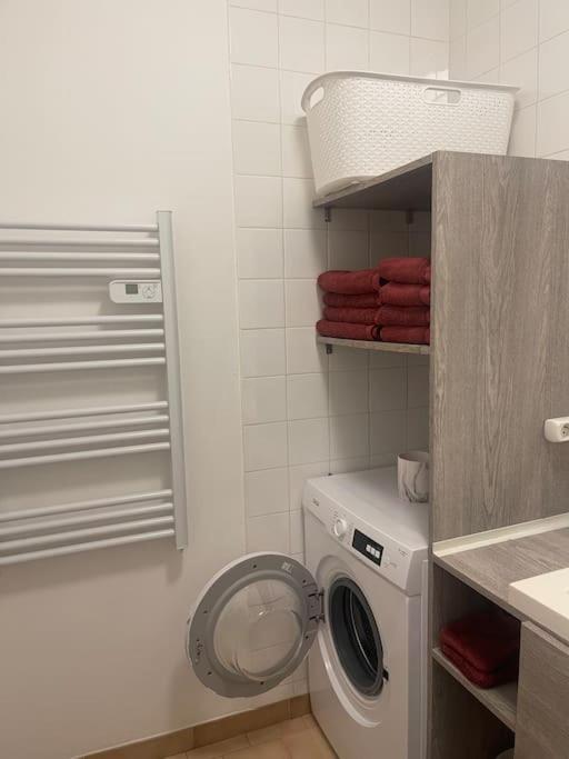 Appartement A 100 M De La Gare Port-de-Bouc Eksteriør bilde