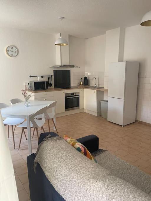 Appartement A 100 M De La Gare Port-de-Bouc Eksteriør bilde